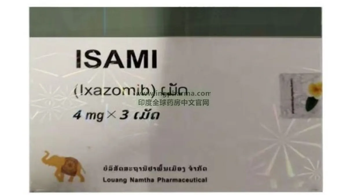 患者正在记录服药后的副作用日记，桌上放着药盒和血常规报告